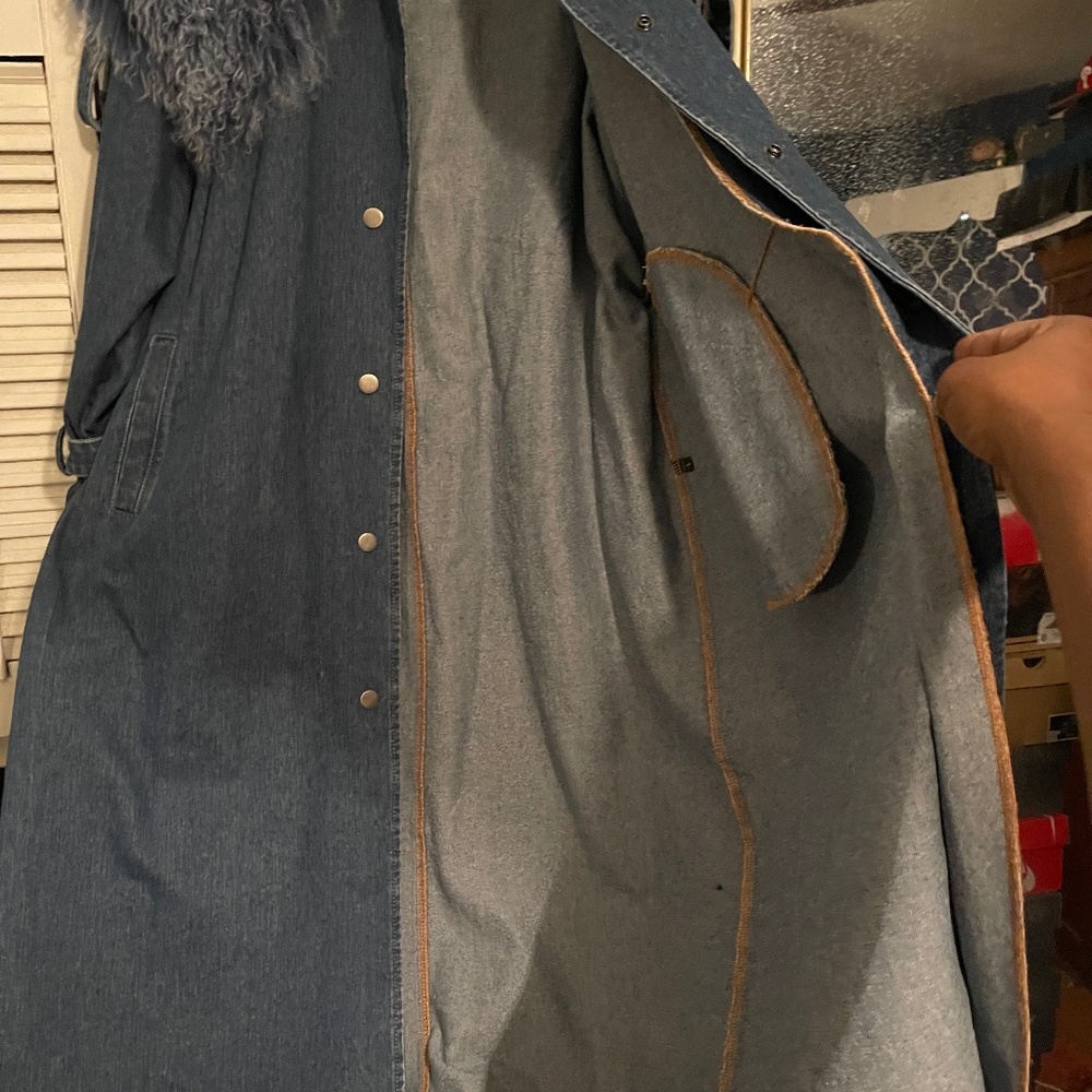 Denim trench coat with fur collar